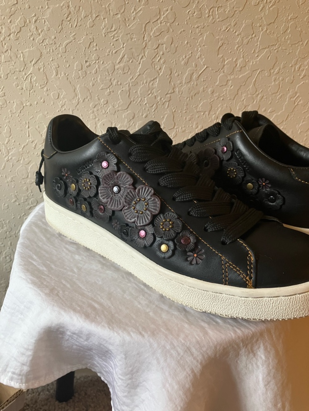 Coach: Black Leather (G1234) Tea Rose Floral Appliqué Sneakers- IOB- 8.5 - Picture 6 of 16